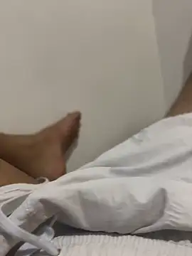 Snapshot of Yolngg chatting on 10/16/25, 08:43 Yolngg online show from 10/16/25, 08:43