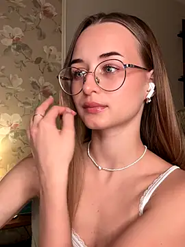 Tiffanyhunt online show from 10/22/25, 02:28