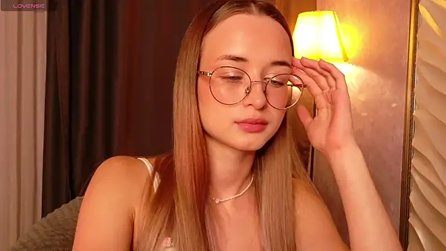 Tiffanyhunt online show from 11/28/25, 02:20