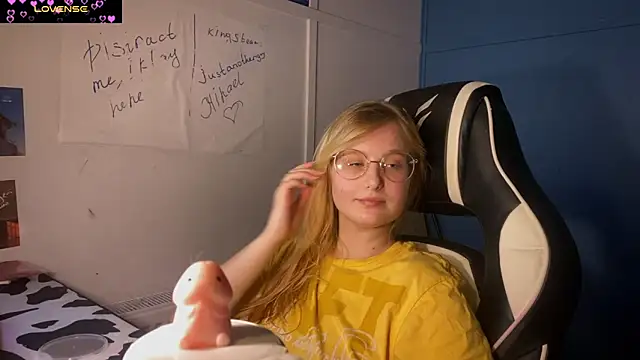 Snapshot of JacyWinslat chatting on 03/04/25, 08:16 JacyWinslat online show from 03/04/25, 08:16