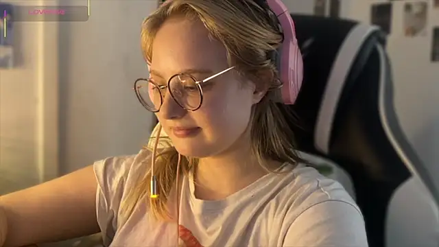 Snapshot of JacyWinslat chatting on 09/19/25, 01:56 JacyWinslat online show from 09/19/25, 01:56
