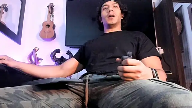 Snapshot of _Heracles1 chatting on 10/05/25, 03:43  Heracles1 online show from 10/05/25, 03:43