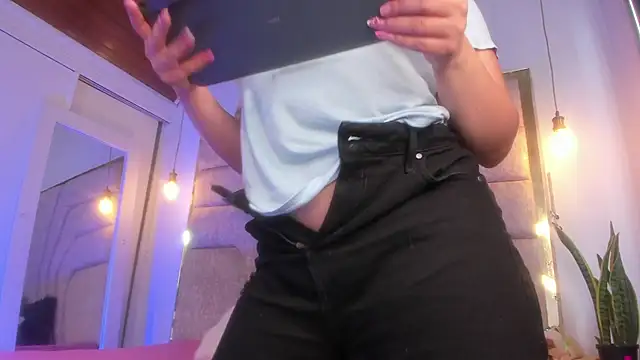 EmaJames25 online show from 04/11/26, 07:07