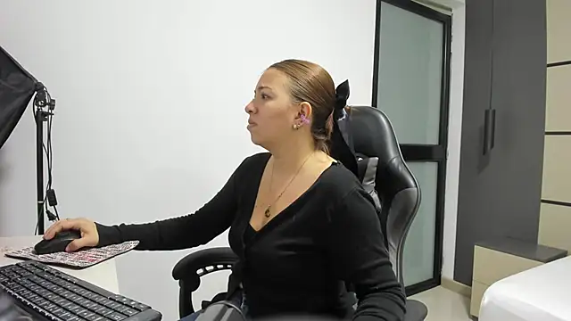 alma fenix online show from 09/25/25, 12:20