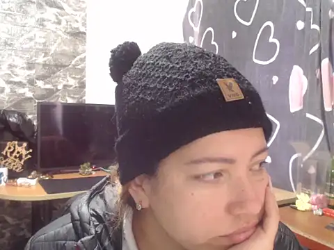 Snapshot of MISSLAUR4 chatting on 09/30/25, 07:30 MISSLAUR4 online show from 09/30/25, 07:30