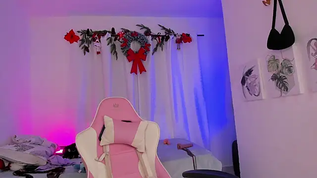 Snapshot of Lia_Petite1 chatting on 02/19/25, 05:27 Lia Petite1 online show from 02/19/25, 05:27