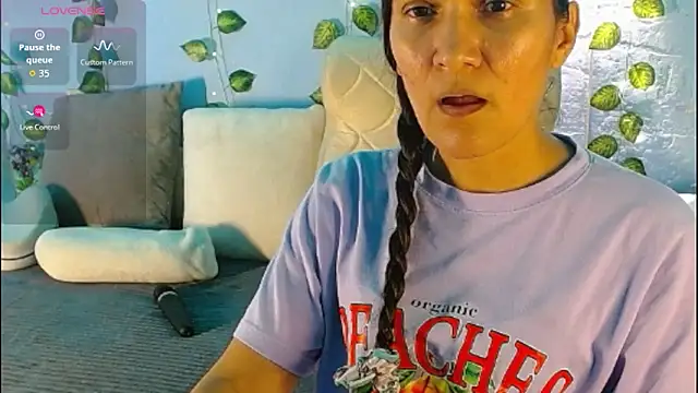 Snapshot of venus_swet_ chatting on 10/20/25, 12:44 venus swet online show from 10/20/25, 12:44