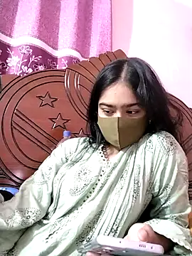 Snapshot of Arisha- chatting on 10/24/25, 12:45 Arisha- online show from 10/24/25, 12:45