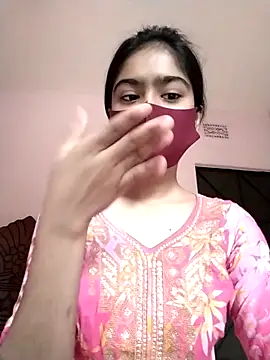 Snapshot of Arisha- chatting on 12/17/25, 10:32 Arisha- online show from 12/17/25, 10:32