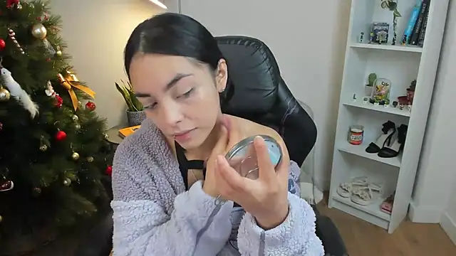  BellaEvans  online show from 12/17/25, 05:57