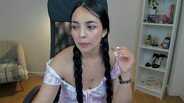 Snapshot of _BellaEvans_ chatting on 06/05/26, 06:52 BellaEvans online show from 06/05/26, 06:52