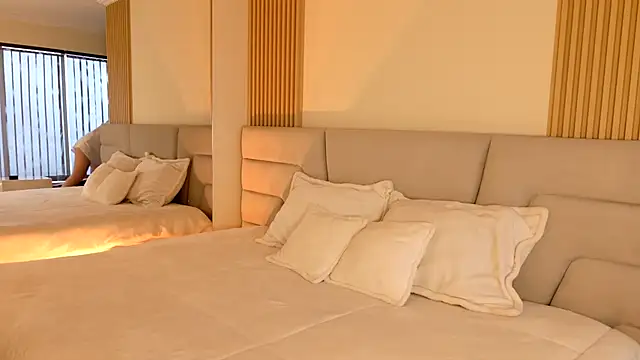 Zoe Benson online show from 11/18/25, 01:04