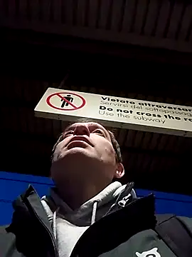 Snapshot of openlegsforyou chatting on 11/26/25, 06:03 openlegsforyou online show from 11/26/25, 06:03