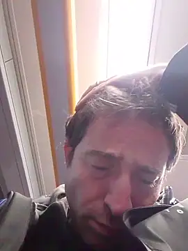 Snapshot of openlegsforyou chatting on 12/17/25, 05:02 openlegsforyou online show from 12/17/25, 05:02