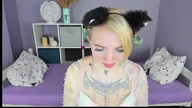 Snapshot of AnneTenet chatting on 02/07/25, 01:11 AnneTenet online show from 02/07/25, 01:11