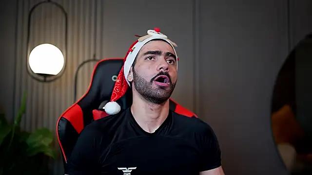 Snapshot of Austin_bolt chatting on 12/18/24, 02:10 Austin bolt online show from 12/18/24, 02:10