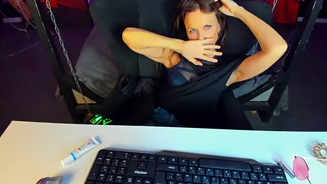 Elizabe th online show from 12/16/24, 02:15