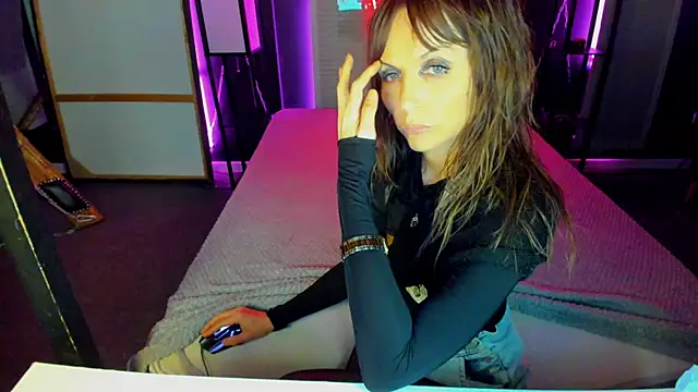 Elizabe th online show from 02/18/25, 04:26