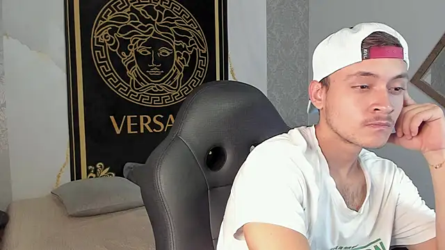 Snapshot of Desmon_Clark chatting on 01/13/25, 01:45 Desmon Clark online show from 01/13/25, 01:45