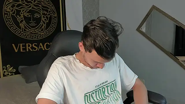 Snapshot of Desmon_Clark chatting on 01/13/25, 04:50 Desmon Clark online show from 01/13/25, 04:50