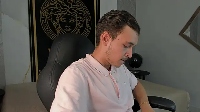 Snapshot of Desmon_Clark chatting on 01/14/25, 12:43 Desmon Clark online show from 01/14/25, 12:43