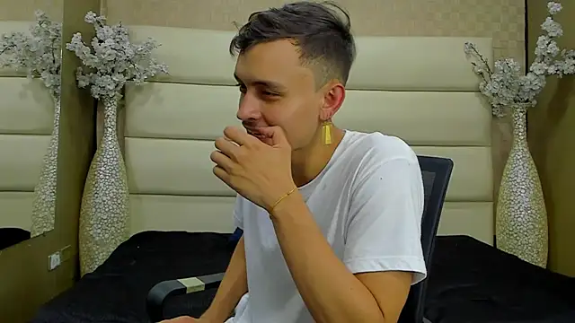 Snapshot of Desmon_Clark chatting on 02/15/25, 03:31 Desmon Clark online show from 02/15/25, 03:31