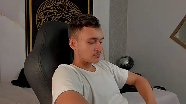 Snapshot of Desmon_Clark chatting on 02/24/25, 03:44 Desmon Clark online show from 02/24/25, 03:44