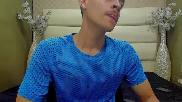 Snapshot of Desmon_Clark chatting on 03/11/25, 01:05 Desmon Clark online show from 03/11/25, 01:05