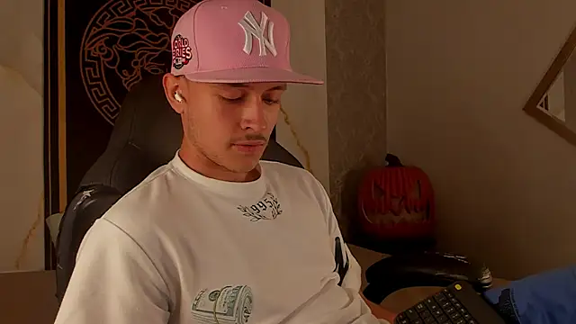 Snapshot of Desmon_Clark chatting on 10/03/25, 10:18 Desmon Clark online show from 10/03/25, 10:18