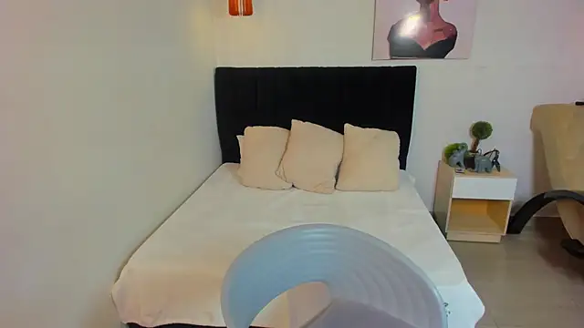 Scarlett  bell online show from 10/10/25, 01:32