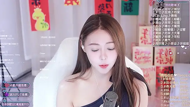 Snapshot of Roseonly_ chatting on 01/27/25, 08:18 Roseonly  online show from 01/27/25, 08:18