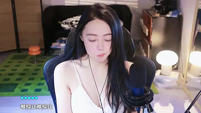 Snapshot of Roseonly_ chatting on 10/13/25, 05:07 Roseonly  online show from 10/13/25, 05:07