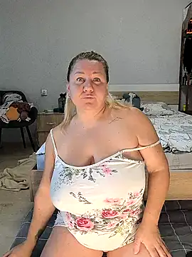 Snapshot of Anna_Curvy chatting on 07/27/26, 03:35 Anna Curvy online show from 07/27/26, 03:35
