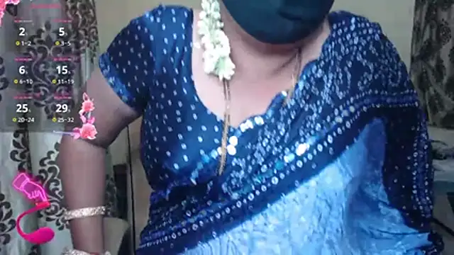 Snapshot of Queen_sakshi chatting on 11/23/25, 04:29 Queen sakshi online show from 11/23/25, 04:29