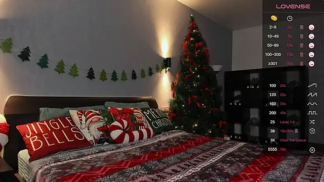 Snapshot of hannacheekss_ chatting on 12/17/24, 10:12 hannacheekss online show from 12/17/24, 10:12