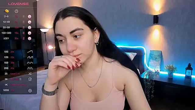 Snapshot of hannacheekss_ chatting on 01/10/25, 01:53 hannacheekss online show from 01/10/25, 01:53