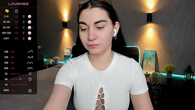 Snapshot of hannacheekss_ chatting on 02/06/25, 02:00 hannacheekss online show from 02/06/25, 02:00
