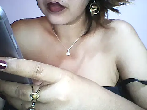 Snapshot of layanah12 chatting on 01/11/25, 03:42 layanah12 online show from 01/11/25, 03:42