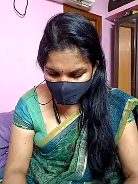 Snapshot of Lilly-queen chatting on 03/19/25, 02:02 Lilly-queen online show from 03/19/25, 02:02