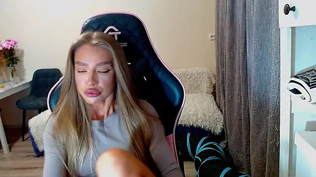 lonely dreamm online show from 12/13/24, 02:16