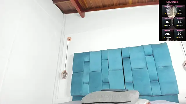 mia  fernandez online show from 11/18/25, 07:07