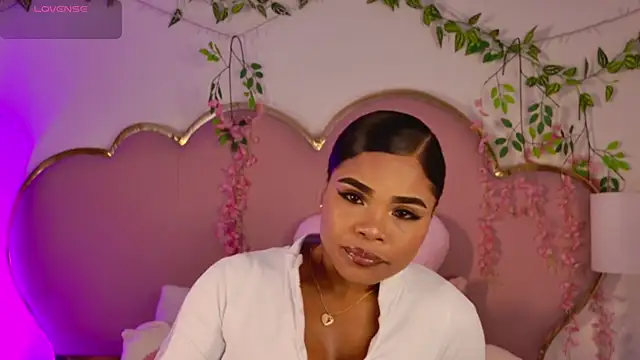 NahiaraReina online show from 04/18/26, 02:43