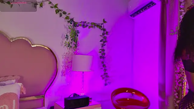 NahiaraReina online show from 05/20/26, 01:28