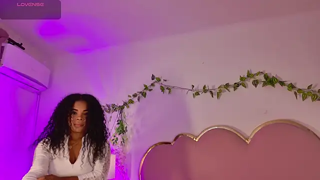 NahiaraReina online show from 06/07/26, 02:10