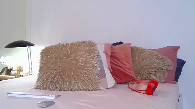 Snapshot of JuliaMartini chatting on 11/28/25, 10:18 JuliaMartini online show from 11/28/25, 10:18