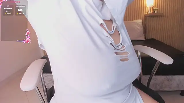Snapshot of cloe_sirena chatting on 06/02/26, 01:02 cloe sirena online show from 06/02/26, 01:02