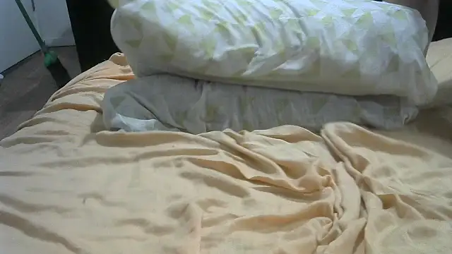 Snapshot of Bahitwife33 chatting on 02/16/26, 01:35 Bahitwife33 online show from 02/16/26, 01:35