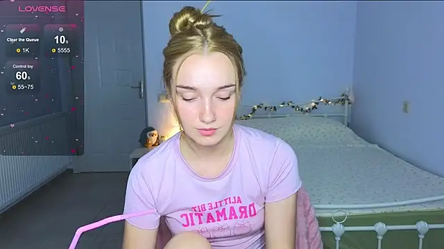 Snapshot of Wild_Sophie_ chatting on 10/04/25, 07:01 Wild Sophie online show from 10/04/25, 07:01