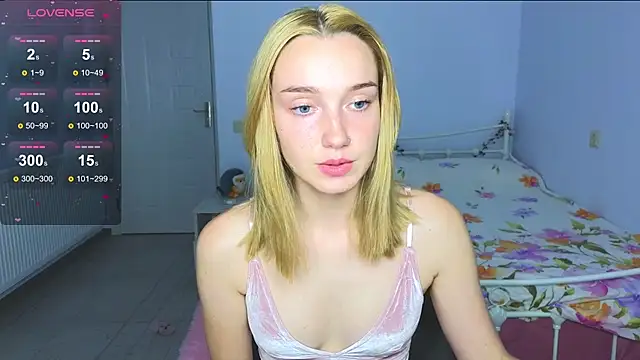 Snapshot of Wild_Sophie_ chatting on 10/15/25, 07:14 Wild Sophie online show from 10/15/25, 07:14