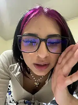Snapshot of Hilary_pinkk chatting on 02/05/25, 02:19 Hilary pinkk online show from 02/05/25, 02:19